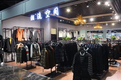 突發！城陽商場服裝鞋包大拋售潮來襲，消費者迎來購物狂歡